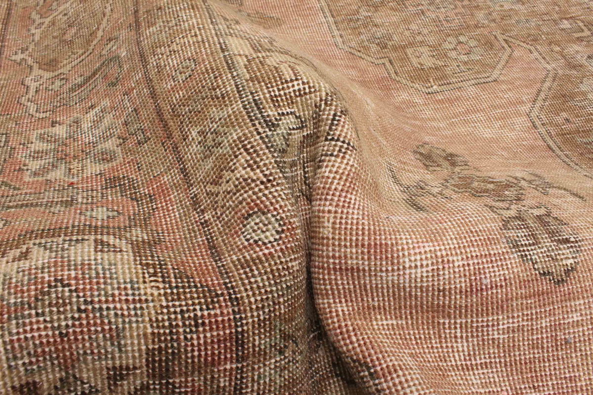 vintage rug in rosehip || 6'5" x 9'9"
